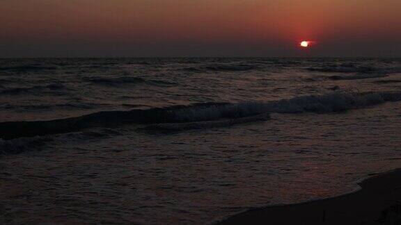 美丽的日落在海边小波浪