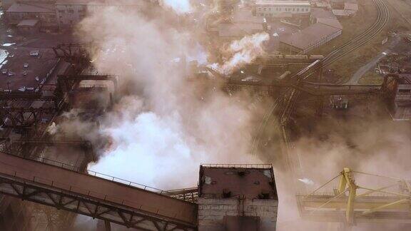 空中俯瞰工业化城市从钢铁厂和高炉的管道里冒出的脏烟和烟雾生态