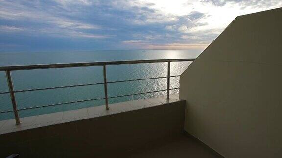 从酒店房间可以看到海景