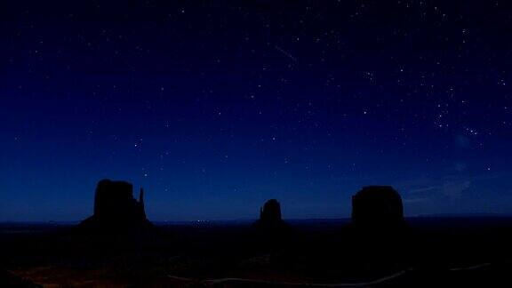 夜晚时光流逝:纪念碑谷平顶山上令人惊叹的星夜