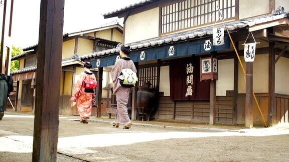 江户时代的日本村落中穿着传统服饰的多代家庭