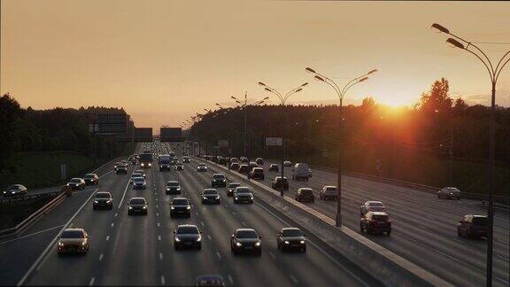 日落时的公路景色