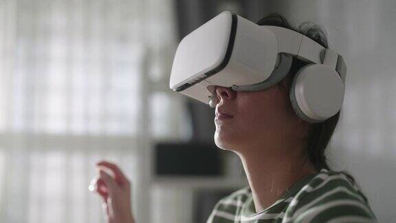 亚洲女性在家里使用虚拟现实眼镜