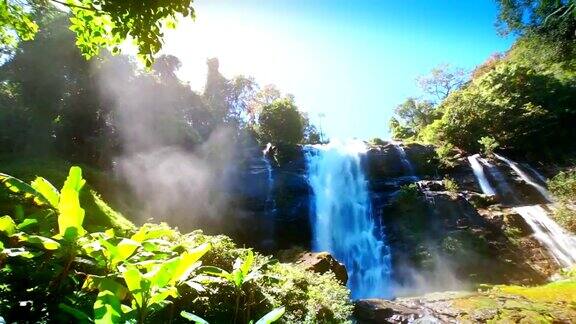 瓦奇拉坦瀑布的雨林瀑布