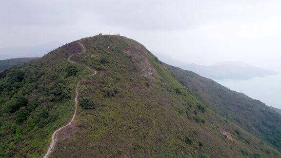 穿梭于岭会山的山间远足于香港大屿山的郊野