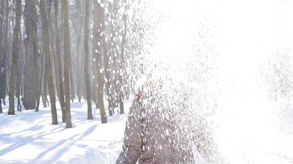 快乐的年轻女子在公园里扔雪慢镜头