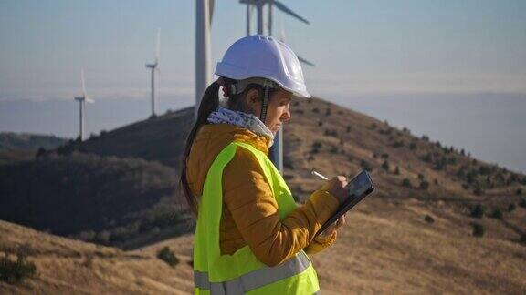 在风电场工作的女性风能工程师可再生能源系统碳中和和可持续能源