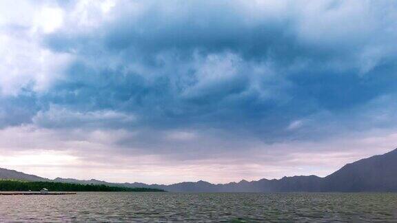 在巴厘岛的巴图尔湖上的Cloudscape的时间流逝İndonesia