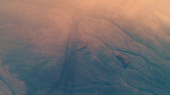 在印度尼西亚吉普车在空中俯瞰Bromo山的雾气