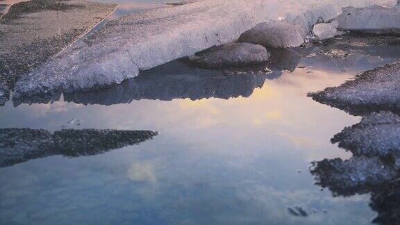 湖岸上正在融化的冰