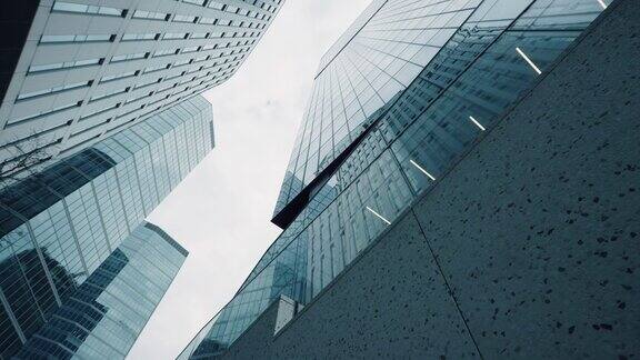 仰望市中心的摩天大楼金融区的现代高层写字楼
