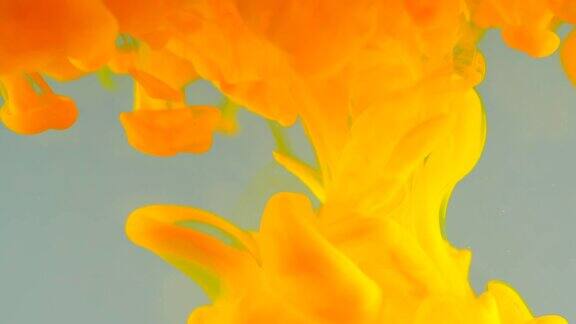 墨水在水里橙色的颜料与水发生反应形成抽象的云状结构可以用作过渡添加到现代垃圾项目艺术背景任何创造性扭曲