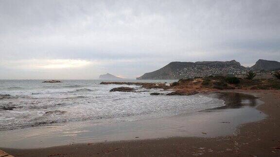 西班牙科斯塔布兰卡卡尔佩市的海滨风景如画的海边有海浪