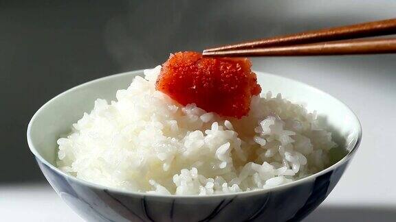 鳕鱼子配热米饭