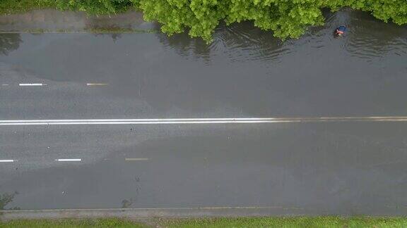 鸟瞰图的城市交通与汽车驾驶在被淹的街道后大雨道路排水系统的问题