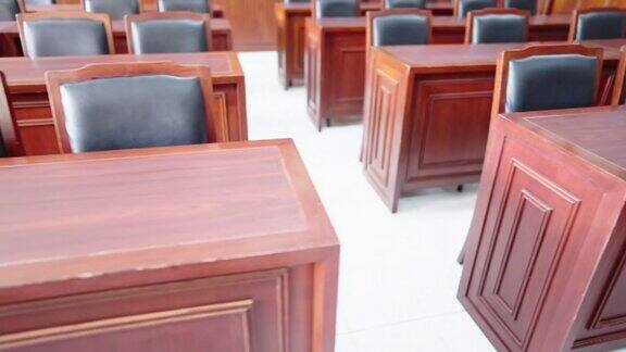 在法庭上的桌子和椅子的司法法官和审判拍卖法律与正义法制观念法官
