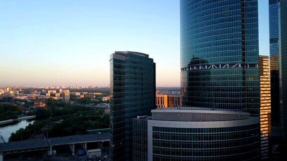 在莫斯科市中心上空飞行夕阳下的现代摩天大楼