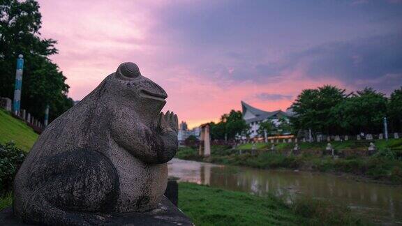 夕阳蛙在河边