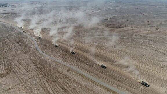 沙漠中的坦克车队