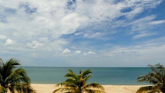 热带天堂异国情调的白色沙滩被蓝色平静的大海冲刷多云的天空下沙滩上有绿色的椰子树田园诗般的风景节日苏梅岛附近的Khanom