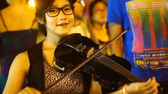 女人玩小提琴