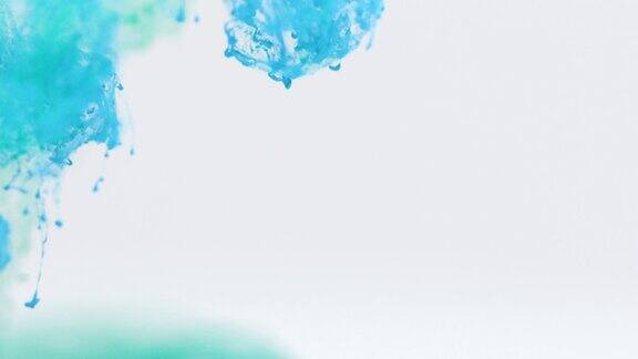 绿松石和水中蓝色墨水