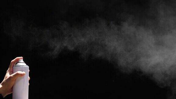 慢动作速度特写场景在侧视中喷雾器可以喷射时白色的喷雾隔离在黑色的背景上