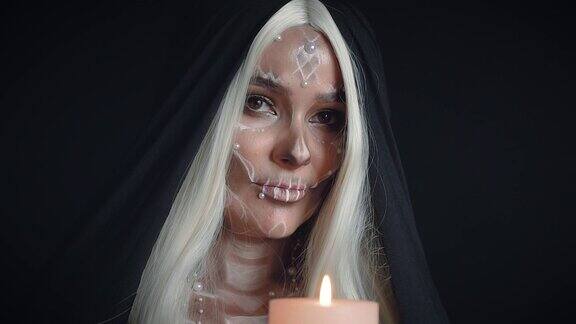 好玩的死新娘用燃烧的蜡烛接触活着的丈夫隐藏着微笑