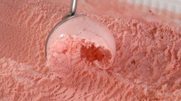 草莓冰淇淋舀出容器
