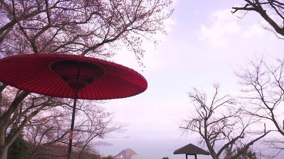 从香川县三代市的shikuo-yama可以看到濑户内海带着日本雨伞和茶室