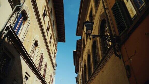 斯坦尼康镜头拍摄:意大利佛罗伦萨狭窄街道上的古老建筑这座城市的历史部分