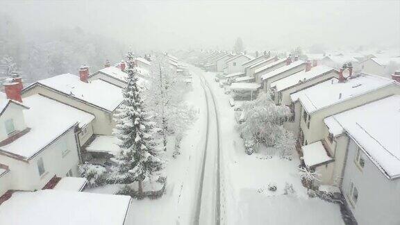 天线:冬天下雪的郊区小镇