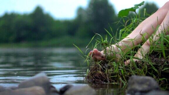 坐在河边草地上的女人