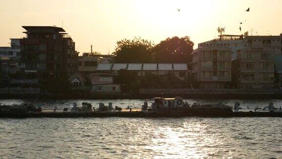 曼谷河上的船只