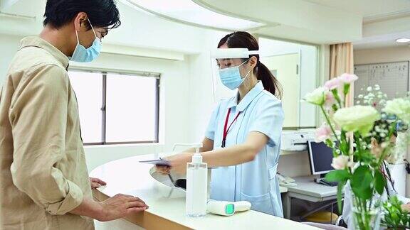 医院接待处一个戴着面罩的女人