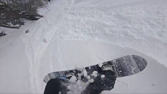 滑雪板运动员落入粉状雪中