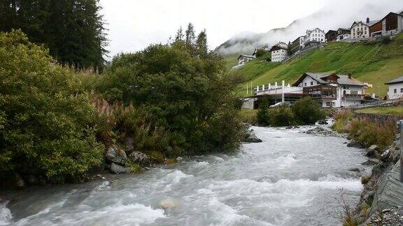 来自瑞士格劳宾登阿尔卑斯山的水流和冰川