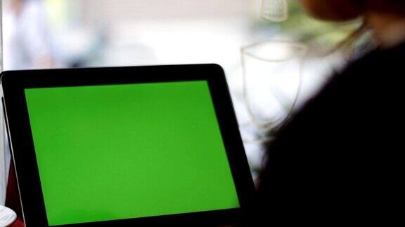 空白的绿色屏幕平板幻灯片关闭与手