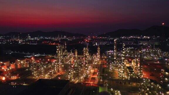俯瞰炼油厂夜间的储罐和管道