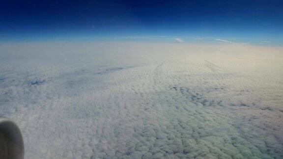 飞机飞行上方云层-窗口视图