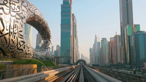 迪拜阿联酋阿拉伯联合酋长国单轨POV地铁列车穿梭于摩天大楼之间