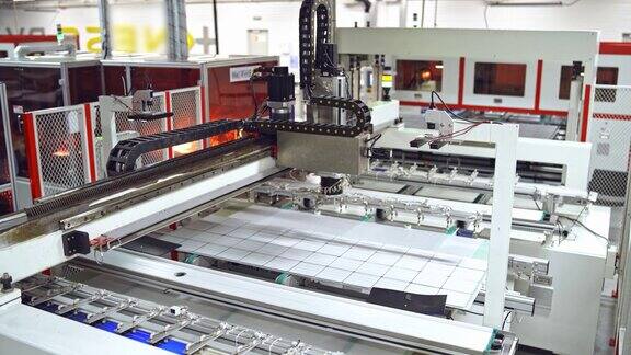 生产太阳能电池板的机器人设备