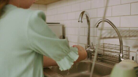 一个在家里厨房水槽洗手的4k视频