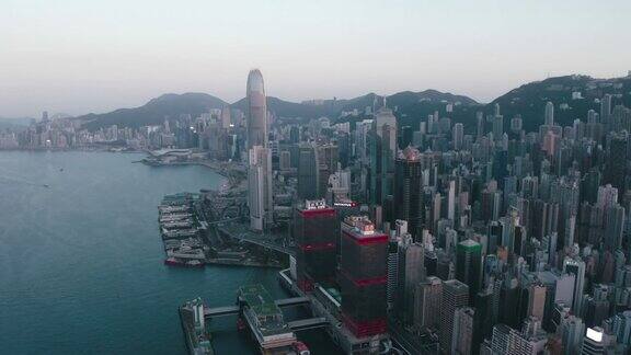 在维多利亚港飞行与城市景观香港4K分辨率