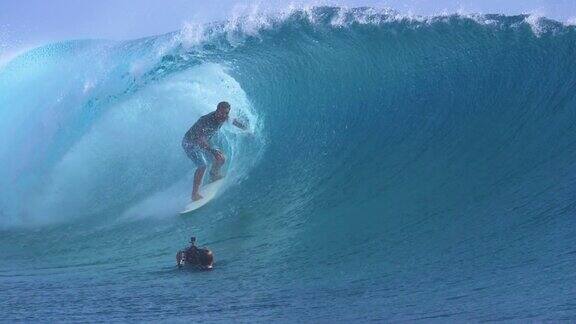 慢动作:大波浪卷在专业摄影师拍摄极端冲浪者