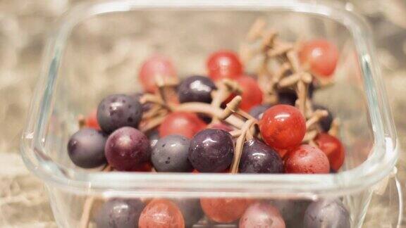 冰箱中用于储存食物的盒子人造葡萄