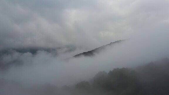 在梦幻的云雾中飞过群山