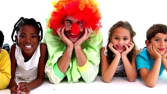 可爱的孩子和滑稽的小丑摆姿势