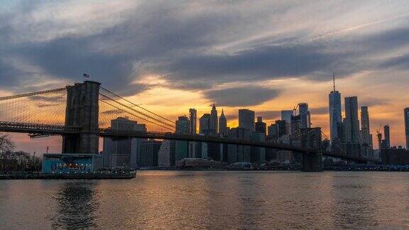 时间流逝的城市景观河边与布鲁克林大桥在日落时间和白天到夜晚的景象纽约美国