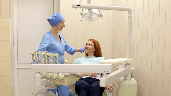 牙医在诊所里和一个女病人谈话